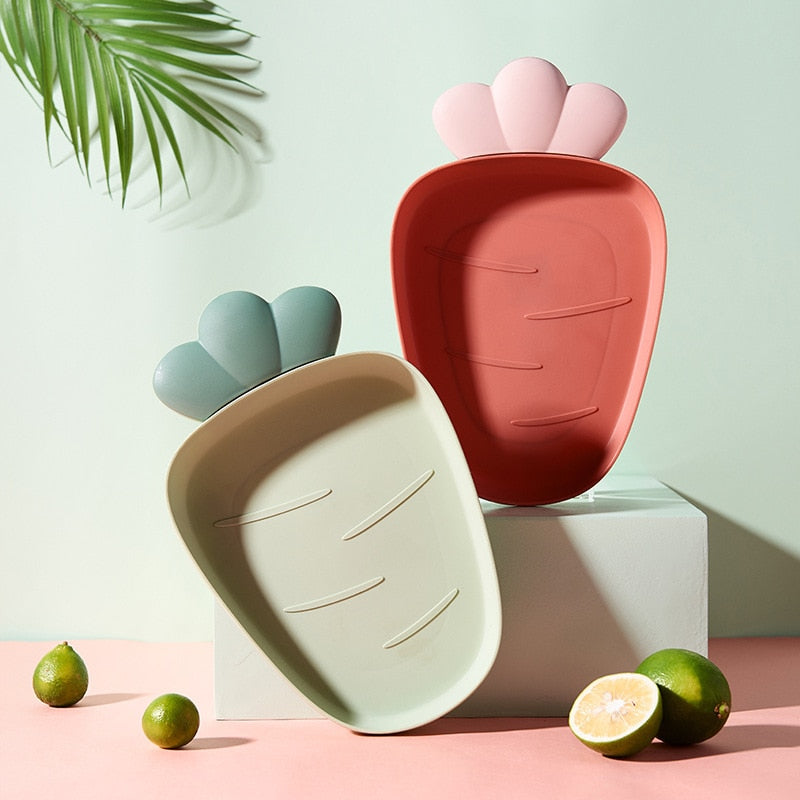 Plato de plastico con forma de zanahoria.