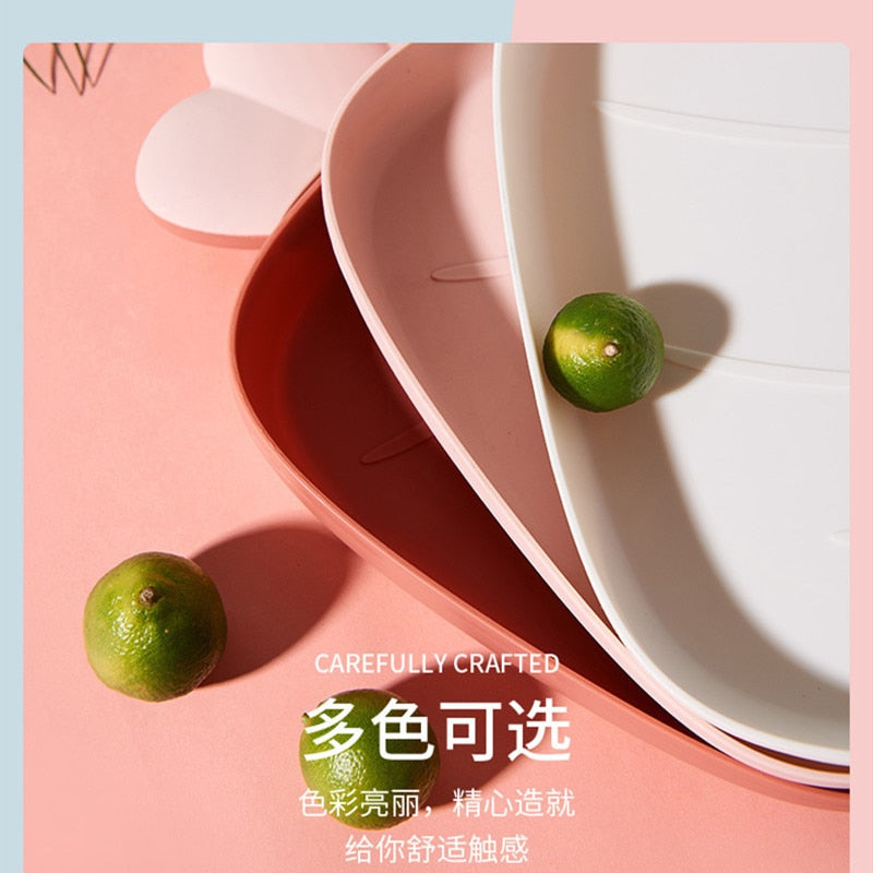 Plato de plastico con forma de zanahoria.