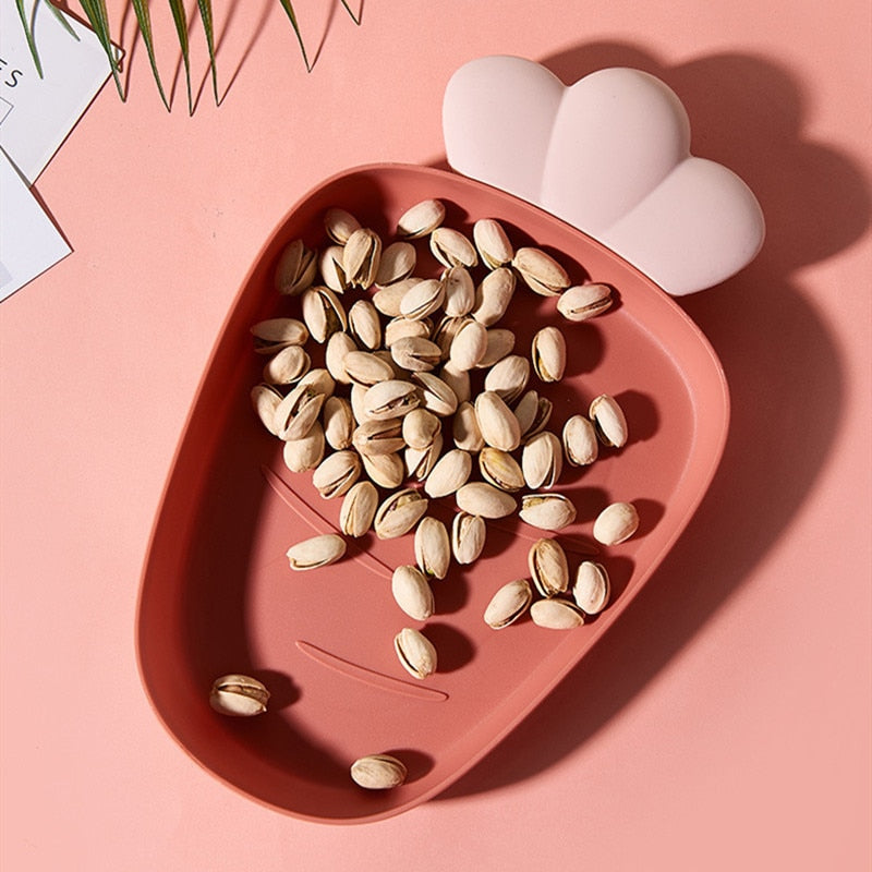 Plato de plastico con forma de zanahoria.